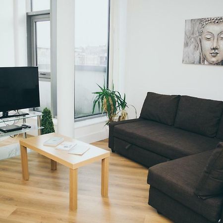 Serviced Apartment In Liverpool City Centre - Free Parking - Balcony - By Happy Days Bagian luar foto