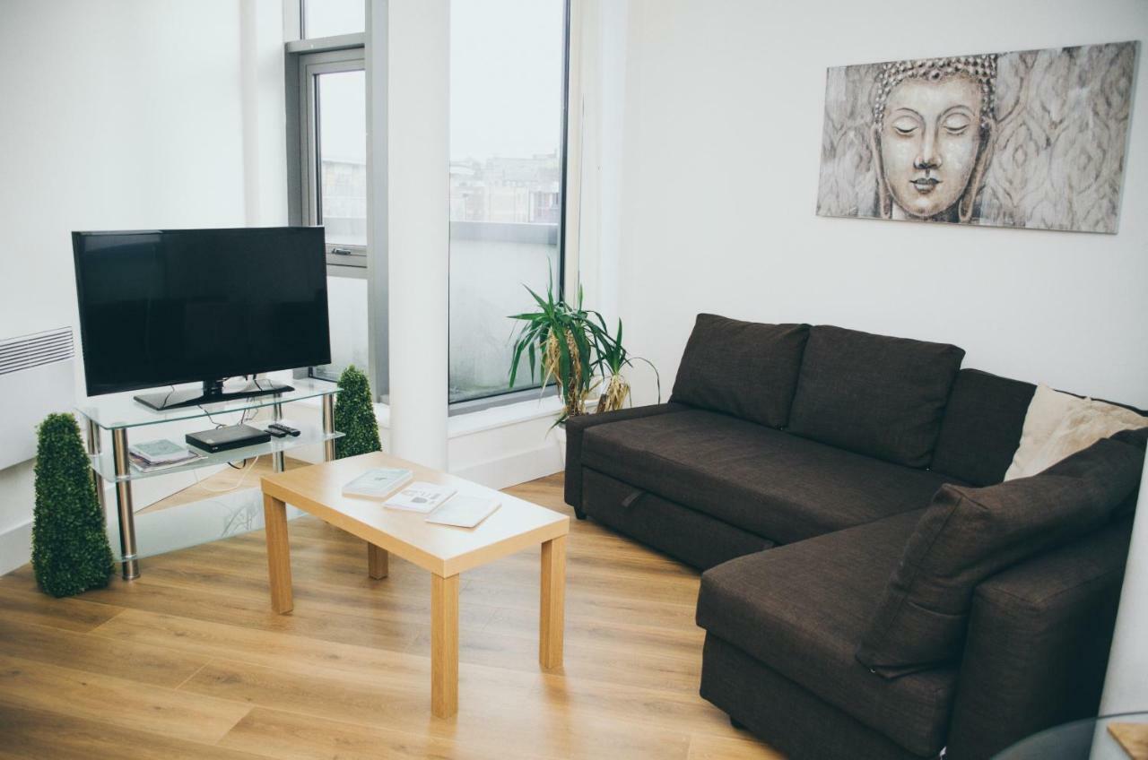 Serviced Apartment In Liverpool City Centre - Free Parking - Balcony - By Happy Days Bagian luar foto
