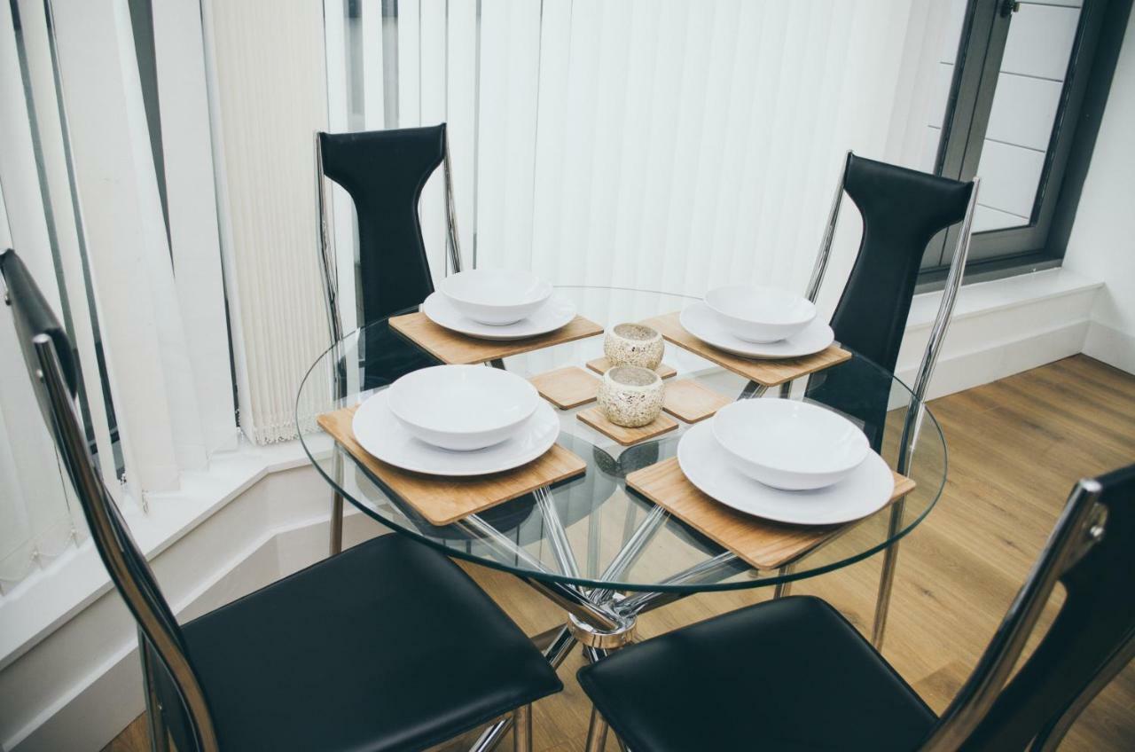 Serviced Apartment In Liverpool City Centre - Free Parking - Balcony - By Happy Days Bagian luar foto