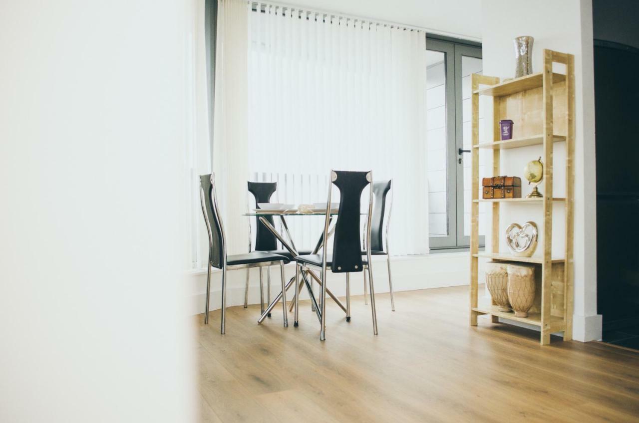 Serviced Apartment In Liverpool City Centre - Free Parking - Balcony - By Happy Days Bagian luar foto
