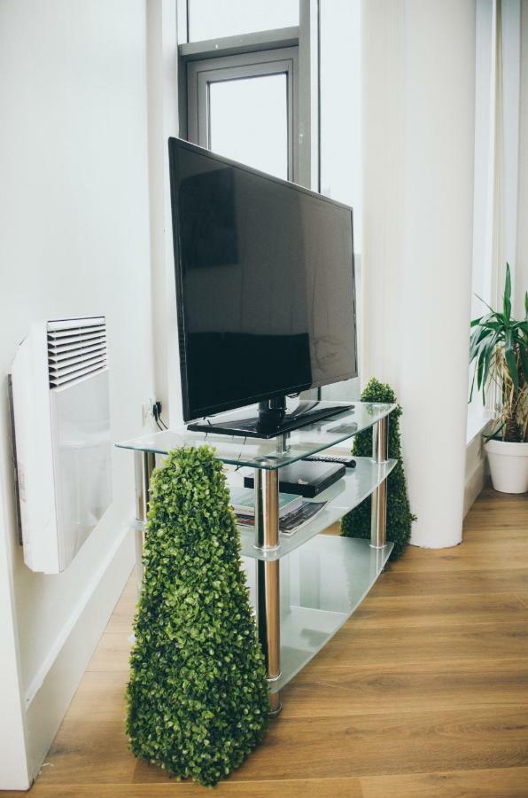 Serviced Apartment In Liverpool City Centre - Free Parking - Balcony - By Happy Days Bagian luar foto