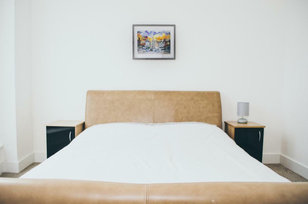Serviced Apartment In Liverpool City Centre - Free Parking - Balcony - By Happy Days Bagian luar foto