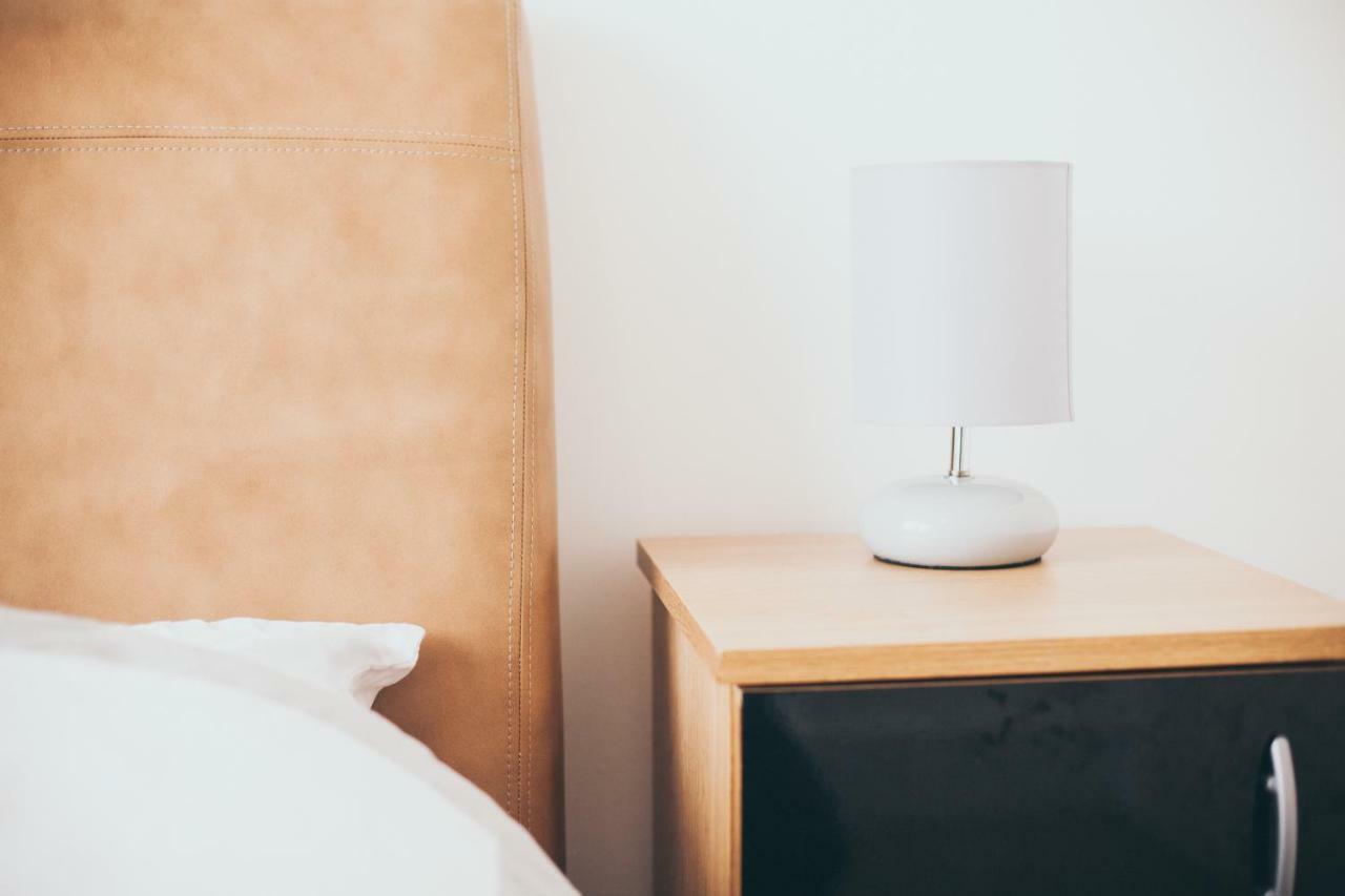 Serviced Apartment In Liverpool City Centre - Free Parking - Balcony - By Happy Days Bagian luar foto