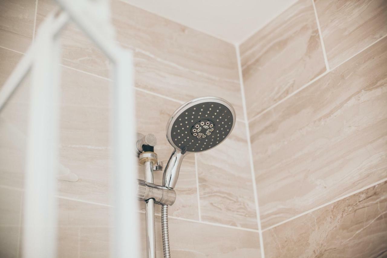 Serviced Apartment In Liverpool City Centre - Free Parking - Balcony - By Happy Days Bagian luar foto