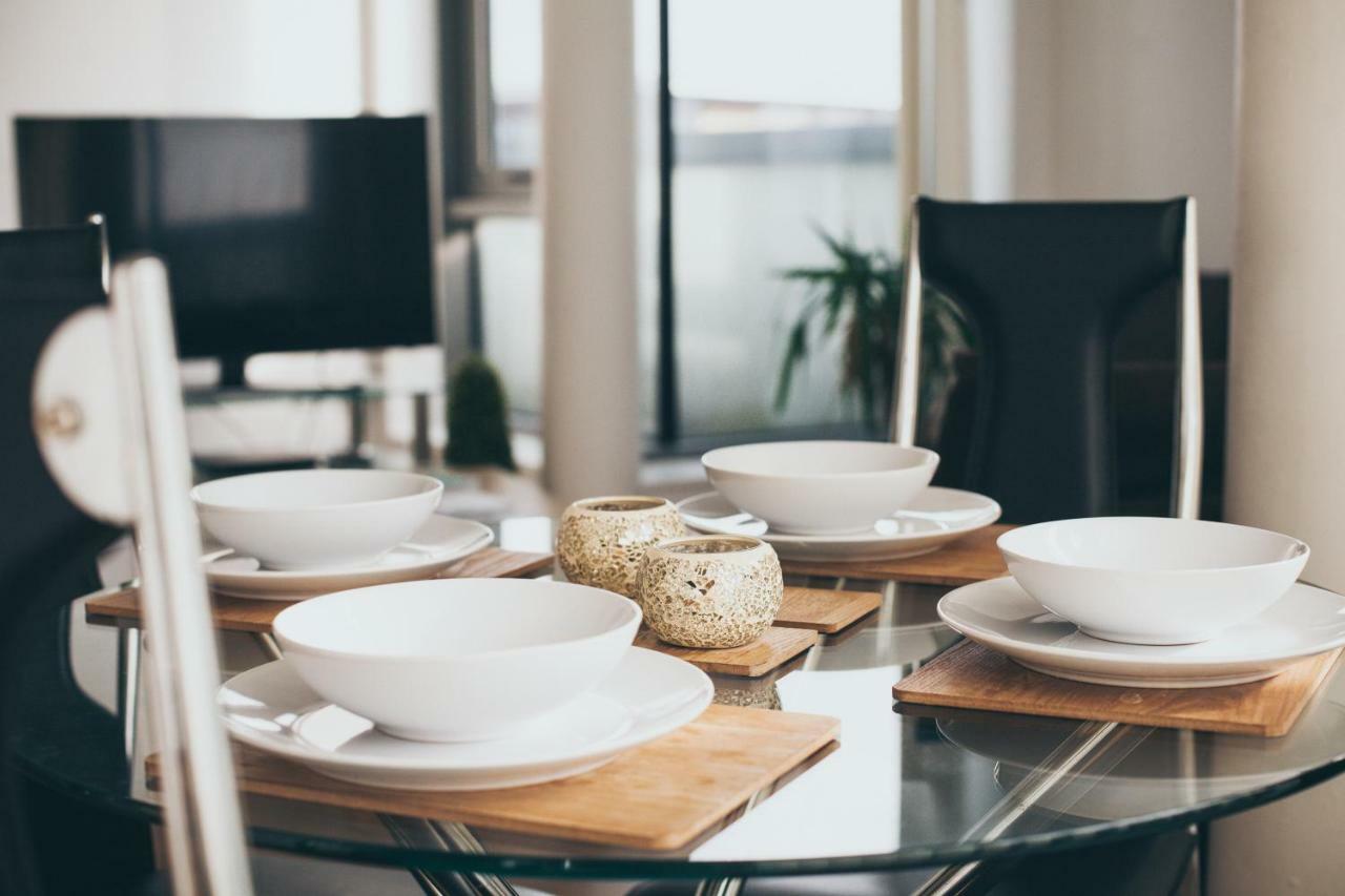 Serviced Apartment In Liverpool City Centre - Free Parking - Balcony - By Happy Days Bagian luar foto